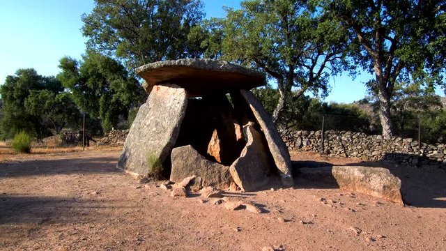 Dron en dolmen de a ruta megalitica de Valencia de Alc&aacute;ntara, localidad de C&aacute;ceres, en Extremadura (Espa&ntilde;a) que comprende pedan&iacute;as como Alcorneo, El Pino o Las Huertas de Cansa. Video aereo con Drone