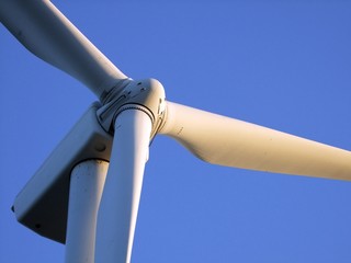 青空の風力発電の羽根