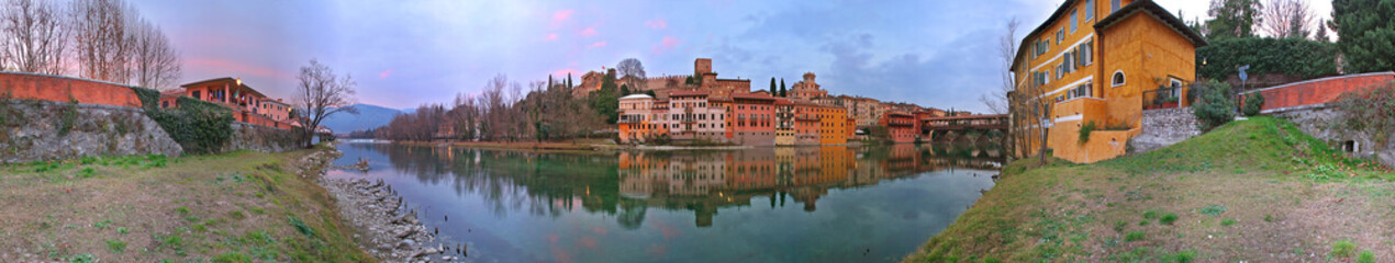 Fototapeta na wymiar Bassano del grappa, castello e ponte vecchio dal fiume, panoramica a 360°