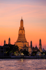 le temple de wat arun au coucher de soleil le long de la chao praya à Bangkok