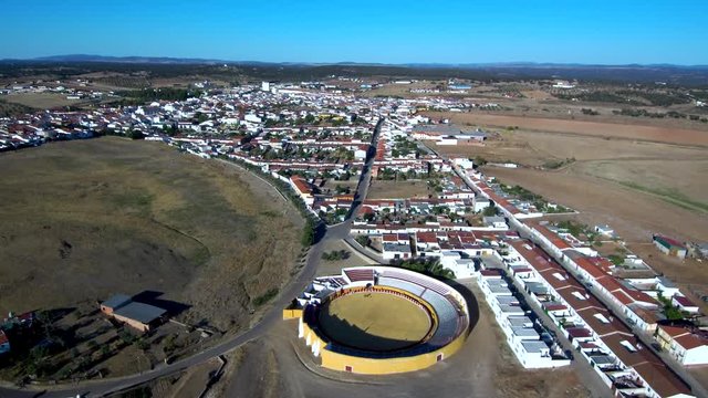 Drone en plaza de toros de Villanueva del Fresno,localidad de Badajoz en Extremadura (España) junto a la frontera con Portugal. Video aereo con Dron