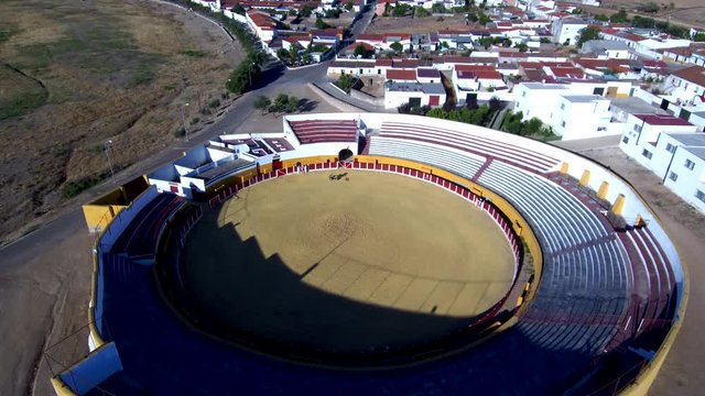 Drone en Plaza de toros de Villanueva del Fresno,localidad de Badajoz en Extremadura (España) junto a la frontera con Portugal. Video aereo con Dron