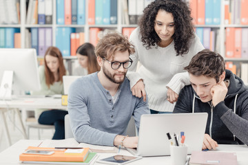 Obraz premium Group of students connecting with a laptop