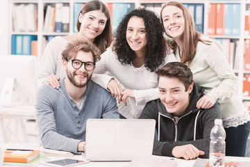 Obraz premium Group of students connecting with a laptop