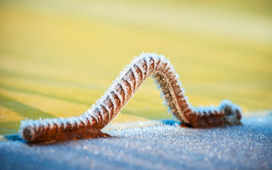 Metallbügel an Behälter