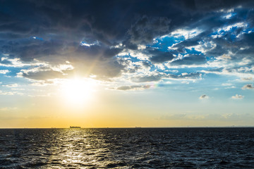 Obraz premium Bright sunset at the sea in patong beatch in istanbul