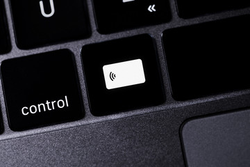 clavier d'ordinateur avec des icônes argent