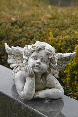 Fototapeta na wymiar kleiner engel auf einem grabstein