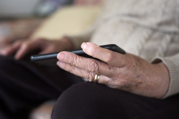 Obraz na płótnie Canvas old woman using a smartphone