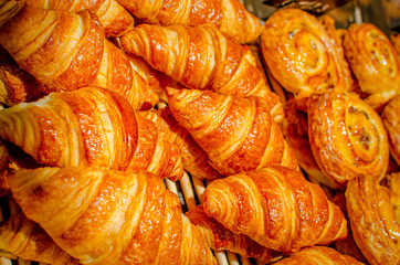 croissants dorés sortant du four