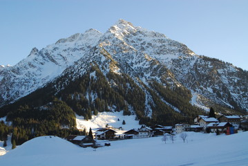 Fototapeta na wymiar Alpenberg mit Schnee