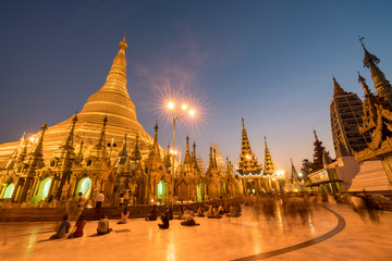 Fototapeta na wymiar Shwedagon at dawn