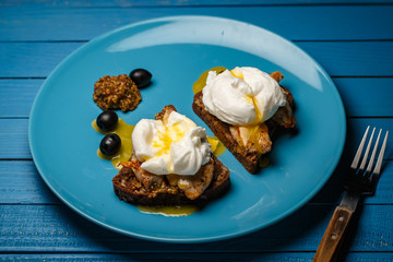 Sandwich with egg poached, chicken and French mustard
