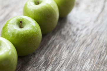 ligne de pommes vertes