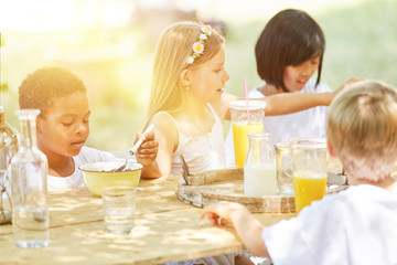 Gruppe Kinder essen gemeinsam Müsli zum Frühstück