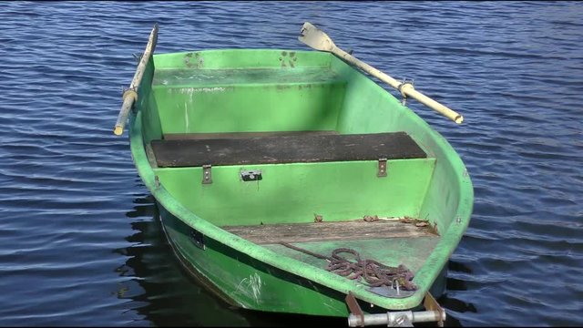 Festgemachtes Ruderboot auf einem See