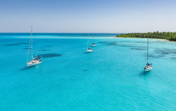Segelyachten vor Anker in der grünen Lagune de Coco Keeling Atolls, Indischer Ozean 