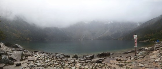 Tatry Wysokie, Polska - Morskie Oko zasnute jesienną mgłą © Iwona