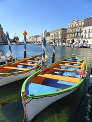 Fototapeta na wymiar Barque d’aviron colorée traditionnelle sur le canal royal de Sète (France)