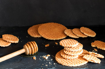 verschieden große holländische Waffelkekse mit Honigheber