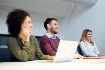 Obraz premium Business team in meeting, working on computer