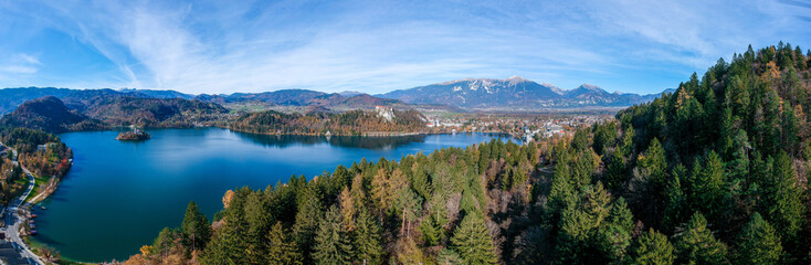 Fototapeta na wymiar Lake Bled and the church in Slovenia