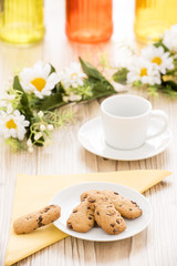 Obraz na płótnie Canvas Kekse auf einem Teller und Blumen