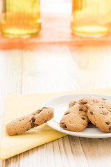 Schokokekse auf einem Teller am Tisch