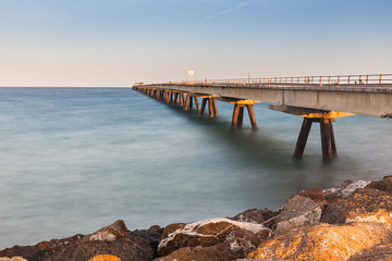 Obraz premium abandoned dock in the mediterranean sea with a cloudless sky