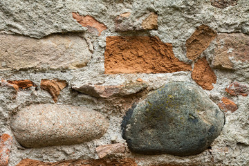 Muro di laterizi e pietre