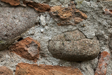 Muro di laterizi e pietre