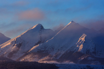 Tatry Bielskie w promieniach wschodzącego słońca