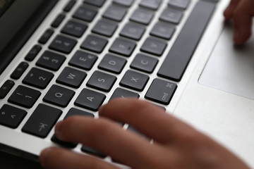 Tastatur eines Laptops mit schwarzen tasten