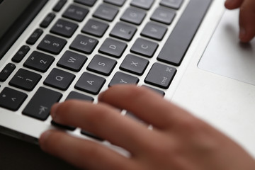 Tastatur eines Laptops mit schwarzen tasten