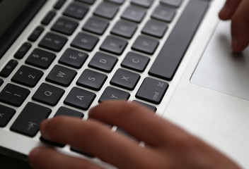 Tastatur eines Laptops mit schwarzen tasten