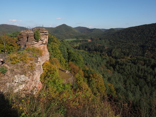 Fototapeta na wymiar Rund um Burg Altdahn - Ruine einer Felsenburg im südlichen Pfälzerwald, dem deutschen Teil des Wasgaus 