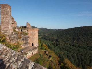 Obraz premium Rund um Burg Altdahn - Ruine einer Felsenburg im südlichen Pfälzerwald, dem deutschen Teil des Wasgaus 