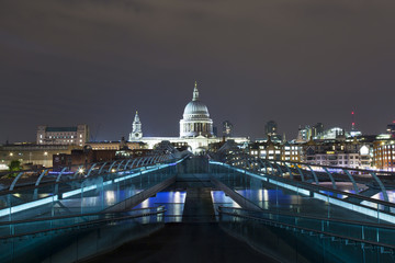 Fototapeta premium Millennium Bridge London at Night