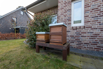 Seitenansicht von Hohenheimer Einfachbeute Bienenst&ouml;cken im Garten