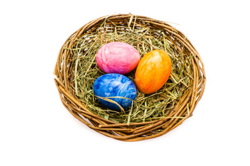 Osternest mit Ostereier eier osterei ei isoliert freigestellt auf weißen Hintergrund, Freisteller