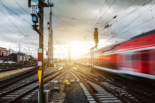 Zug verl&auml;sst Frankfurter Bahnhof 