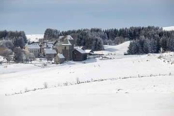 Le village d'Aubrac sous la neige, la Dômerie, sur le chemin de Saint Jacques de Compostelle,...