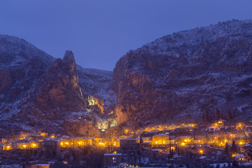 Le village de Moustiers-Sainte-Marie sous la neige, labellisé Les Plus Beaux Villages de France, Alpes de Haute-Provence