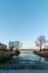 Blick von der Neuenfelder Schleuse auf die Elbe bei Ebbe. Neuenfelder Schleusenfleet