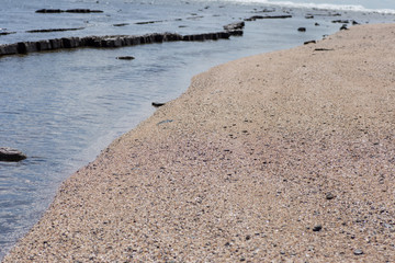 波状岩に打ちよせる白波