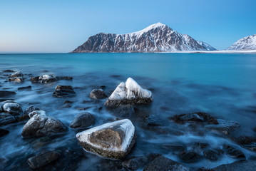 Obraz premium Frozen rocks on Skagsanden beach in Lofoten Norway