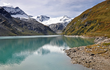 Obraz premium Mooserboden lake with the snowy peaks of Hohe Tauern.