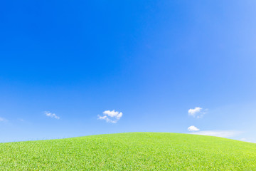 青空と緑の丘