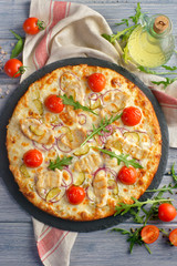 pizza with chicken and tomatoes