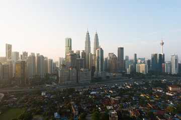 Fototapeta premium Panoramę miasta Kuala Lumpur i wieżowce budynku w centrum dzielnicy biznesowej w Kuala Lumpur, Malezja. Azja..